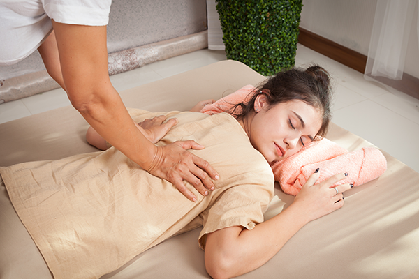 御徒町の完全個室で受けるタイ古式マッサージ施術風景